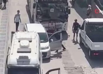 İzmir’de dehşet anları: Minibüs sürücüsü tartıştığı sürücüyü bıçakladı!