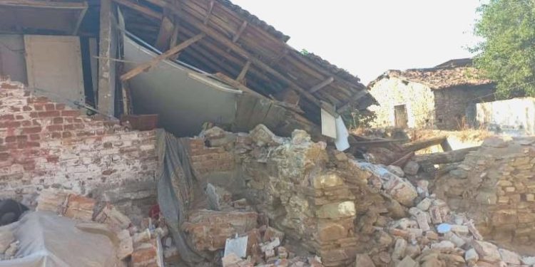 İzmir’de meskenin çatısı çöktü… 2’si çocuk 3 kişi yaralandı!