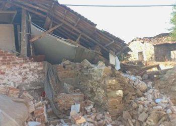 İzmir’de meskenin çatısı çöktü… 2’si çocuk 3 kişi yaralandı!