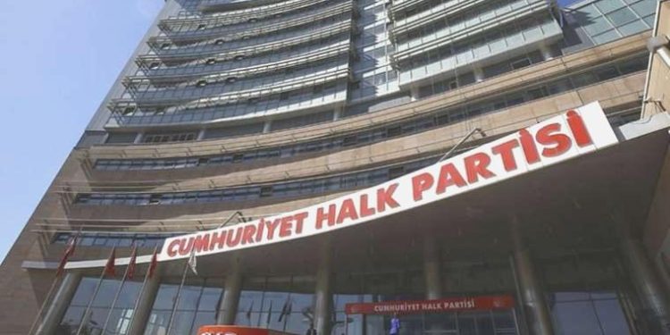 İzmir’de olaylı CHP kongresi istifa getirdi: Utku Gümrükçü Ankara’ya gidiyor