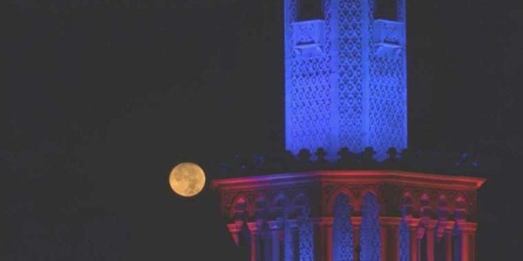 İzmir’de Saat Kulesi ile Mavi Ay ‘bir araya’ geldi