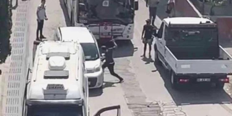 İzmir’de yol verme arbedesi: Minibüs sürücüsü tartıştığı sürücüyü bıçakladı