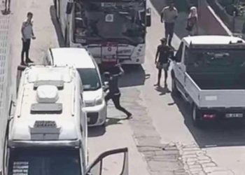 İzmir’de yol verme arbedesi: Minibüs sürücüsü tartıştığı sürücüyü bıçakladı