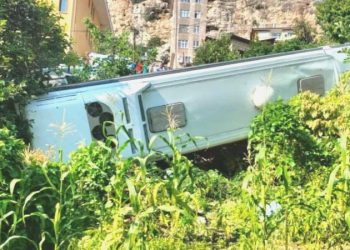 Karaman’da feci kaza! Çeşit otobüsü, meskenin bahçesine devrildi: 24 yaralı