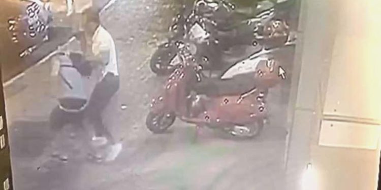 Kediye tekme atan şahsı darbetti: ‘Kayıtsız kalamadım, gerekeni yaptım’