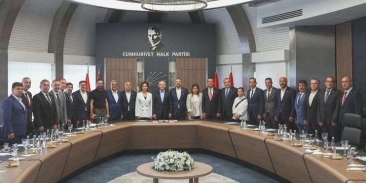 Kılıçdaroğlu İzmirli liderleri kabul etti