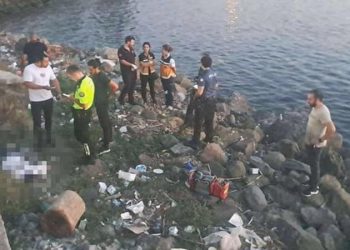 Kıyıdaki kayalıklarda göğsünden vurulmuş halde meyyit bulundu