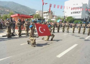 Komandoların şovları izleyenleri mest etti