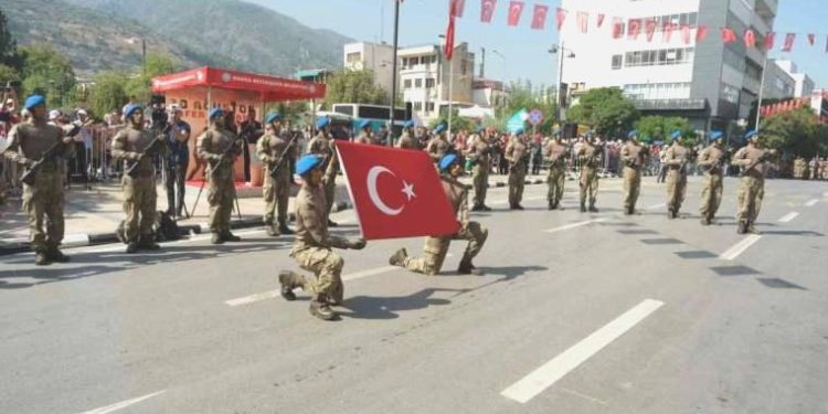 Komandoların şovları izleyenleri mest etti
