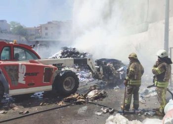 Küçükçekmece’de atık kağıt geri dönüşüm tesisinde yangın!