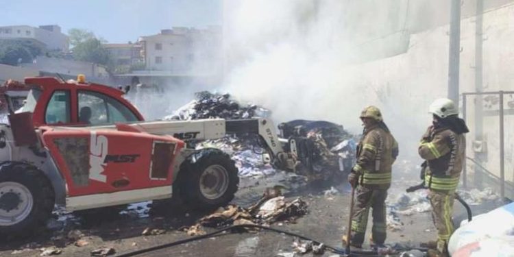 Küçükçekmece’de atık kağıt geri dönüşüm tesisinde yangın!