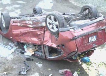 Küçükçekmece’de kaza yapan araba dereye uçtu: 8 yaralı