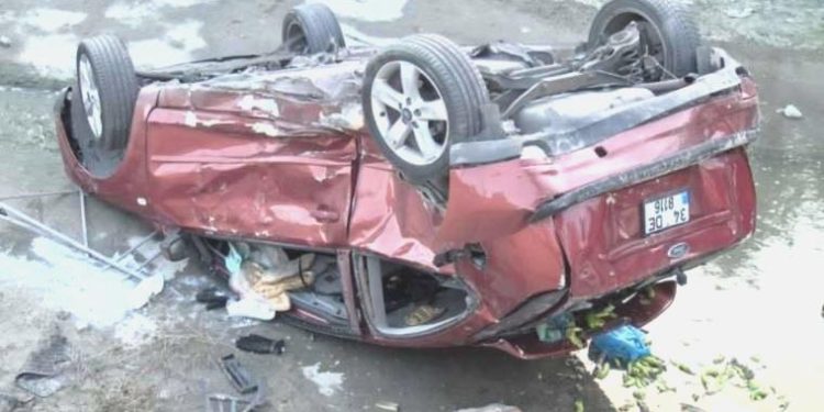 Küçükçekmece’de kaza yapan araba dereye uçtu: 8 yaralı