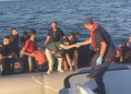 Kuşadası açıklarında lastik bot içinde 25 kaçak göçmen yakalandı