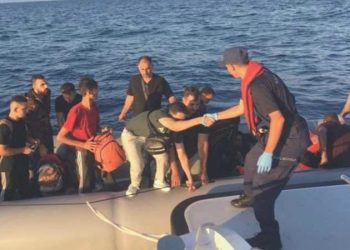 Kuşadası açıklarında lastik bot içinde 25 kaçak göçmen yakalandı