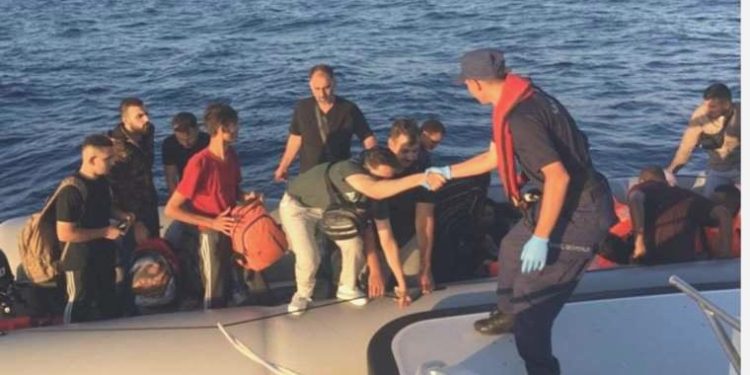 Kuşadası açıklarında lastik bot içinde 25 kaçak göçmen yakalandı