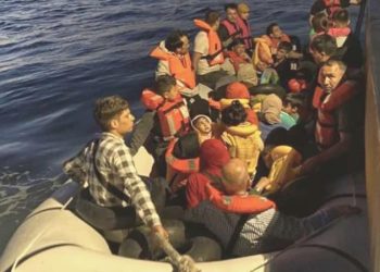 Lastik bot içerisinde 39 kaçak göçmen yakalandı