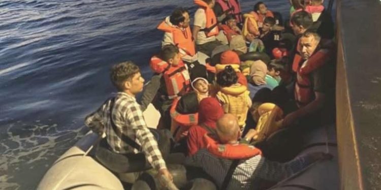 Lastik bot içerisinde 39 kaçak göçmen yakalandı