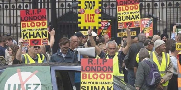 Londra’da yürürlüğe giren ‘Ultra Düşük Emisyon Bölgesi’ uygulaması protesto edildi