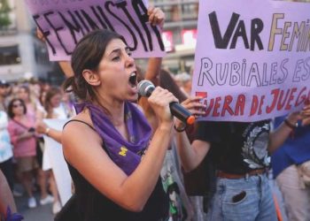 Luis Rubiales’in Hermoso’yu öpmesi: ‘Milyonlarca bayan için çok tanıdık, dünyaya verilen bildiri korkunç’