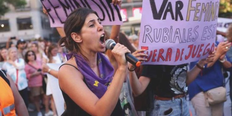 Luis Rubiales’in Hermoso’yu öpmesi: ‘Milyonlarca bayan için çok tanıdık, dünyaya verilen ileti korkunç’