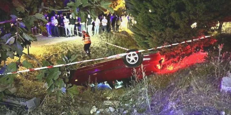 Manisa’da facia üzere kaza… Araba, elektrikli bisiklete ve iki araca çarpıp su kanalına düştü: 3 meyyit