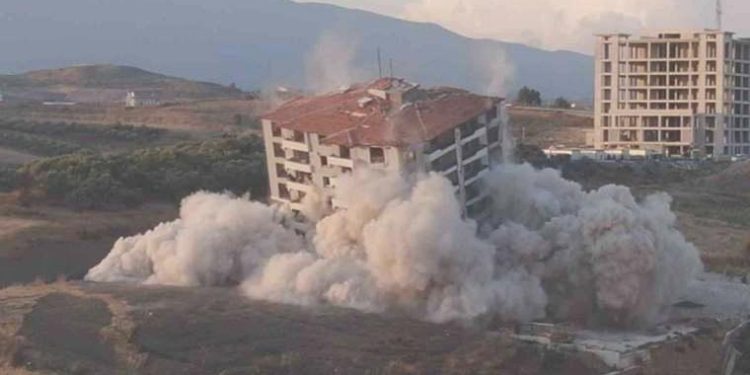 Milyonlar verip almışlardı… Kağıt üzere yerle bir olan 15 katlı binadan geriye ‘borç’ kaldı