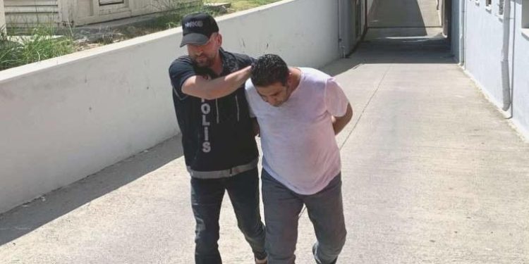 Minibüsteki mobilyaların içinden çıktı… 58 kilo esrar ele geçirildi!