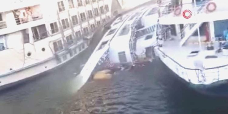 Mısır’da yolcu gemisi battı: 1 meyyit, 1 kayıp