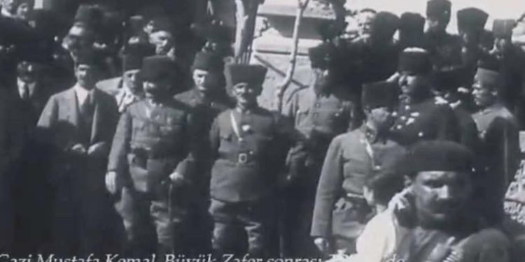 Mustafa Kemal Atatürk’ün Büyük Zafer sonrası Meclis ziyaretine ait ender imgeleri paylaşıldı