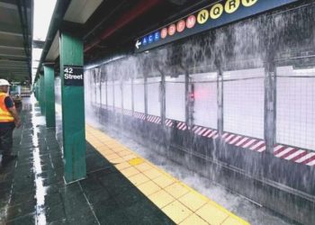 New York’ta 127 yıllık su şebekesi patladı: Metro sular altında kaldı