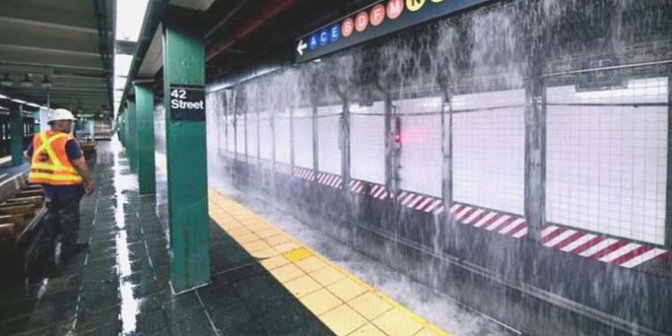 New York’ta 127 yıllık su şebekesi patladı: Metro sular altında kaldı