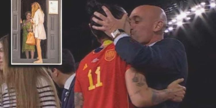 Öpücük skandalına liderin annesi de katıldı: Açlık grevine başladı