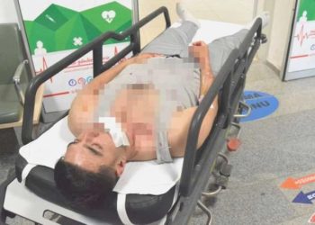Otobüste ayağına bastığı yolcuyu darbedip, palayla yaraladı
