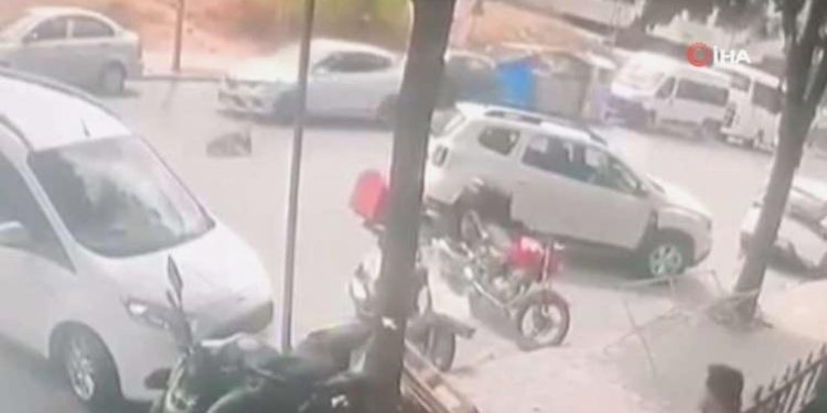 Otomobilin çarptığı çocuk yerde metrelerce sürüklendi