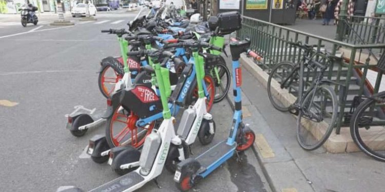 Paris, Avrupa’da kiralık e-scooterları yasaklayan birinci başşehir oldu