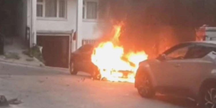 Park halindeki araba alev alev yandı!