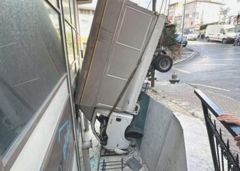 Pedalı takılan kamyonet bina boşluğuna uçtu