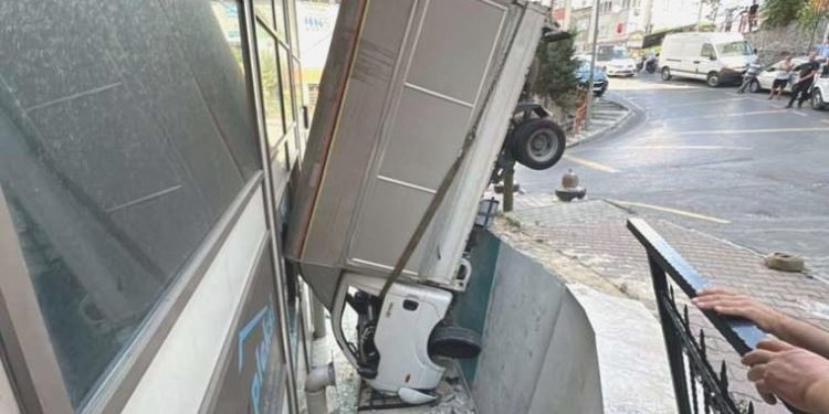 Pedalı takılan kamyonet bina boşluğuna uçtu