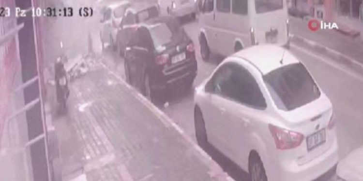 Sarsıntıda ağır hasar alan bina çöktü… O anlar kamerada!