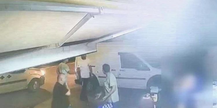 Silivri’de tek bayisine silahlı atak anı kamerada: 1’i ağır 2 kişi yaralandı