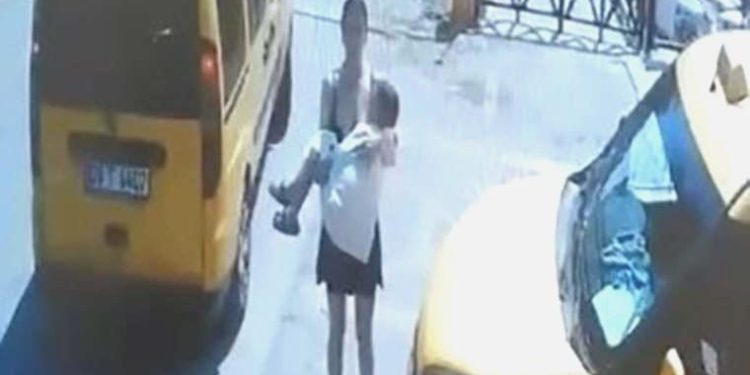 Taksici epilepsi nöbeti geçiren 3 yaşındaki çocuğu taksiye almadı!