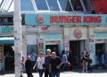 Taksim’de Burger King çalışanlarından cüzdanını unutan müşteriye meydan dayağı