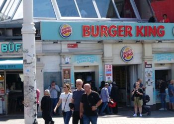 Taksim’de Burger King çalışanlarından cüzdanını unutan müşteriye meydan dayağı
