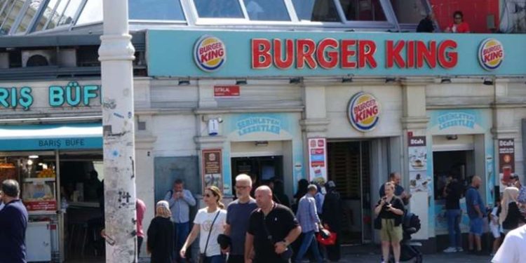 Taksim’de Burger King çalışanlarından cüzdanını unutan müşteriye meydan dayağı