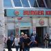 Taksim’de Burger King çalışanlarından cüzdanını unutan müşteriye meydan dayağı