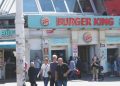 Taksim’de Burger King çalışanlarından cüzdanını unutan müşteriye meydan dayağı