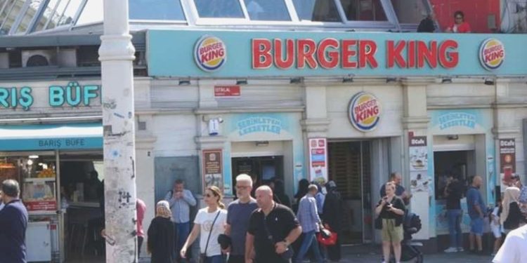 Taksim’de Burger King çalışanlarından cüzdanını unutan müşteriye meydan dayağı