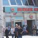 Taksim’de Burger King çalışanlarından cüzdanını unutan müşteriye meydan dayağı