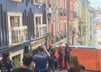 Telefonla tehdit edildi, korkup cama çıktı: İtfaiye takımları kurtardı!